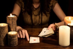 Wahrsagerin beim Kartenlegen, Konzept Tarot und Zukunft