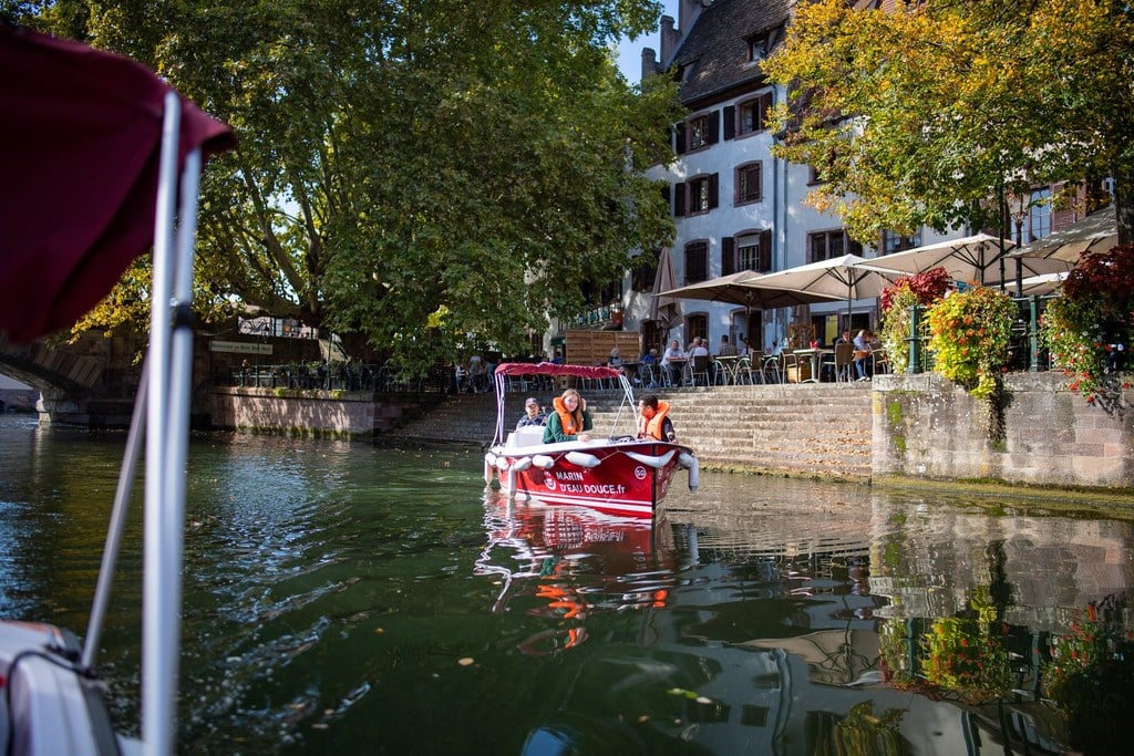 bateau-naviguant-a-strasbourg